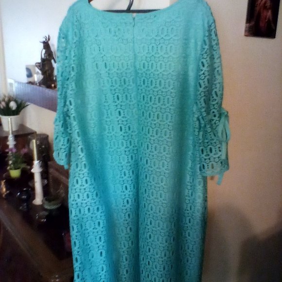 Plus size Dresses - Picture 3 of 10